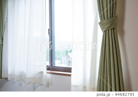 窓辺の風景 94682795