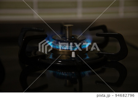 ガスコンロの炎 94682796