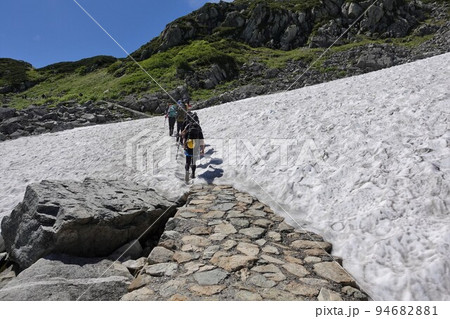 立山　雪渓をトレイル 94682881