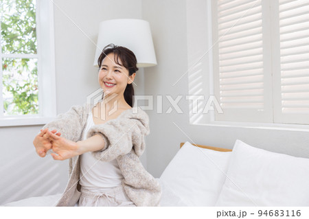 女性 ライフスタイル 朝 女性 ライフスタイル 朝 94683116