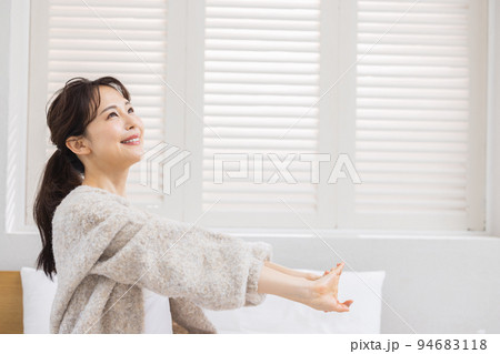 女性 ライフスタイル 朝 女性 ライフスタイル 朝 94683118