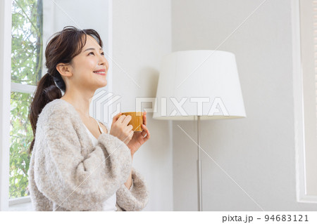女性　ライフスタイル　飲み物 94683121