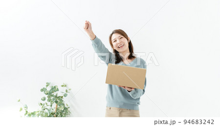女性　段ボール 94683242