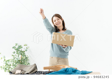 女性 段ボール 女性 段ボール 94683245