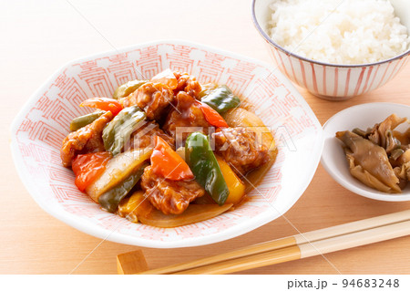 美味しそうな酢豚 94683248