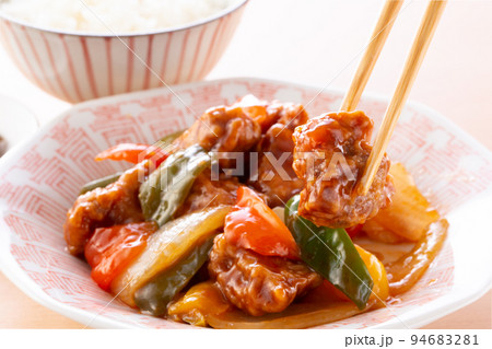 美味しそうな酢豚 94683281