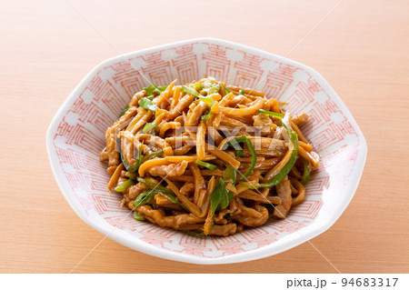 美味しそうなチンジャオロースー 94683317