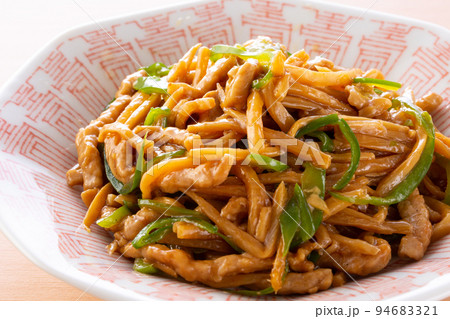 美味しそうなチンジャオロースー 94683321