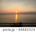 海に沈む夕日 94683324