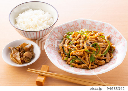 美味しそうなチンジャオロースー 94683342