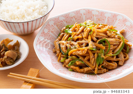 美味しそうなチンジャオロースー 94683343