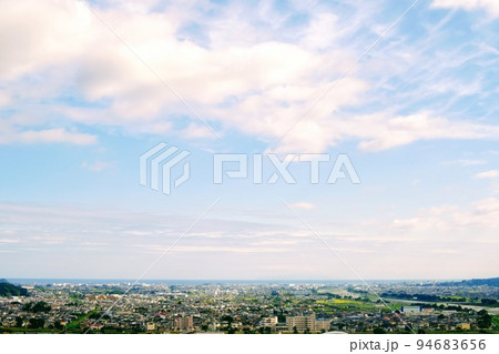 [松田町] 遠くに海が見える秋晴れの町 94683656