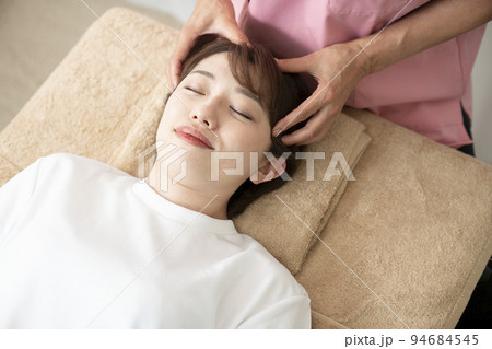 美容整体の施術を受ける若い女性 94684545