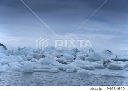 アイスランド 湖に流れ出した氷河のかけら アイスランド 湖に流れ出した氷河のかけら 94684640