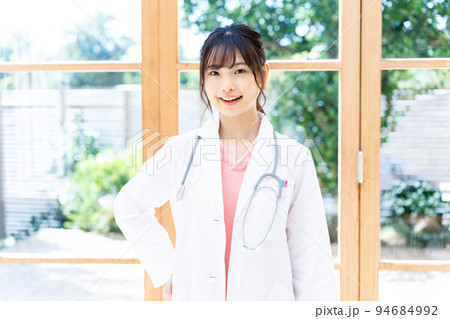 若い女性の医師 94684992