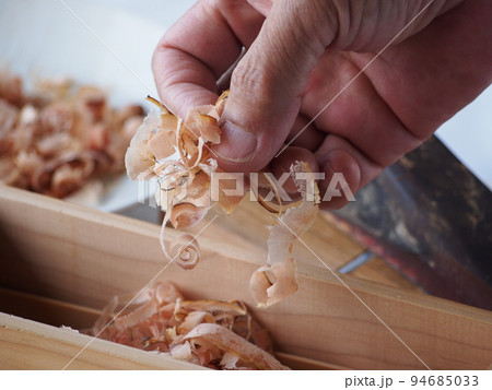 鰹節を削る 鰹節を削る 94685033