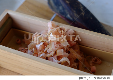 鰹節を削る 鰹節を削る 94685036