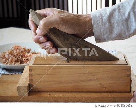 鰹節を削る 鰹節を削る 94685038