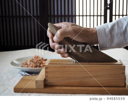 鰹節を削る 鰹節を削る 94685039