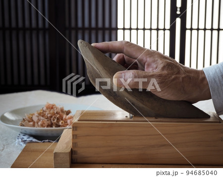 鰹節を削る 鰹節を削る 94685040