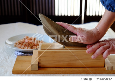 鰹節を削る 鰹節を削る 94685042