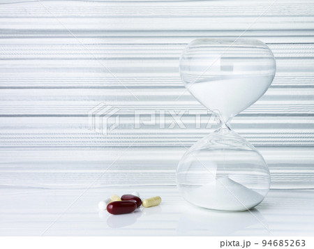 透明感のあるガラスの砂時計 94685263