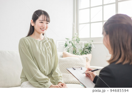 打ち合わせ・カウンセリングにきた女性とビジネスウーマン日本人女性 打ち合わせ・カウンセリングにきた女性とビジネスウーマン日本人女性 94685594