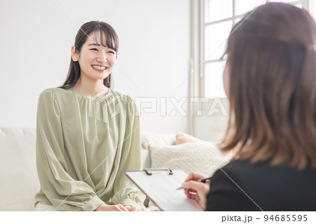 打ち合わせ・相談にきた女性とビジネスウーマン日本人女性 94685595