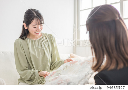 ウェディングドレスの試着・打ち合わせにきた日本人女性 ウェディングドレスの試着・打ち合わせにきた日本人女性 94685597