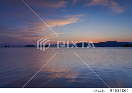 日没後の竹生島と琵琶湖の夕焼け情景＠滋賀 94685866