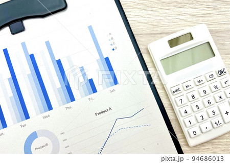 資料と電卓 会計や経理のイメージ 94686013
