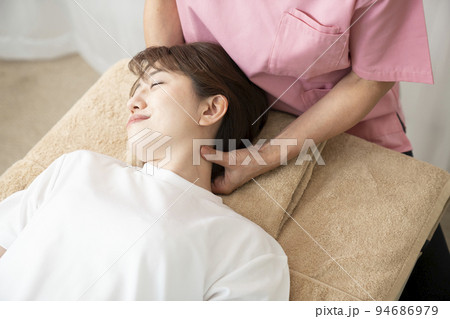 マッサージを受ける女性 94686979