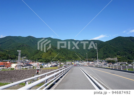 南部橋と内船の町並み【山梨県南部町】 94687492