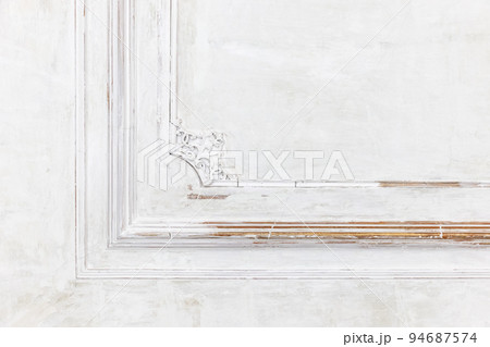 Grungy white wall with classic decoration, abstract interior details Grungy white wall with classic decoration, abstract interior details 94687574