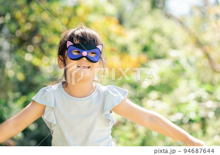 ハロウィンの格好でキャンプする子供 ハロウィンの格好でキャンプする子供 94687644
