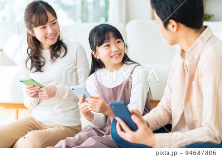 家族 ファミリー 親子 スマホ リビング ライフスタイル 家族 ファミリー 親子 スマホ リビング ライフスタイル 94687806