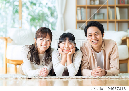 家族　ファミリー　親子　リビング　ライフスタイル 94687818