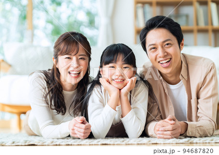 家族　ファミリー　親子　リビング　ライフスタイル 94687820