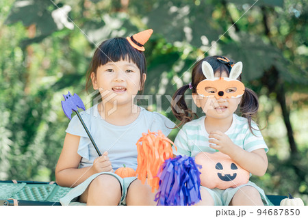 ハロウィンの格好でハンモックに座る子供達 ハロウィンの格好でハンモックに座る子供達 94687850