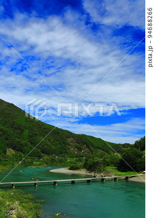 【高知県】晴天の長生沈下橋(四万十川) 【高知県】晴天の長生沈下橋(四万十川) 94688266