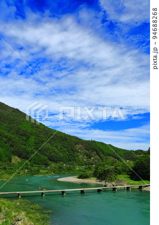 【高知県】晴天の長生沈下橋(四万十川) 【高知県】晴天の長生沈下橋(四万十川) 94688268