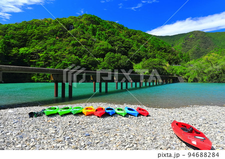 【高知県】晴天の勝間沈下橋とカヌー(四万十川) 【高知県】晴天の勝間沈下橋とカヌー(四万十川) 94688284