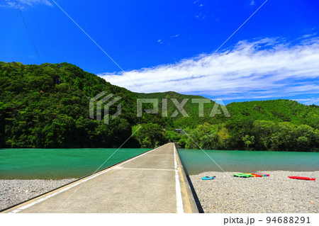 【高知県】晴天の勝間沈下橋（四万十川） 94688291