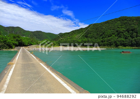 【高知県】晴天の三里沈下橋と屋形船（四万十川） 94688292