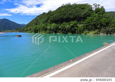 【高知県】晴天の三里沈下橋と屋形船（四万十川） 94688305