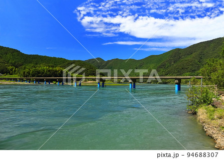 【高知県】晴天の佐田沈下橋(四万十川) 【高知県】晴天の佐田沈下橋(四万十川) 94688307