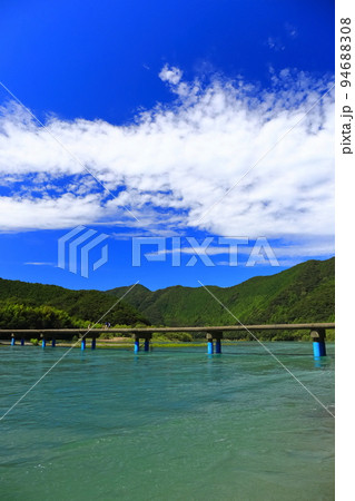 【高知県】晴天の佐田沈下橋(四万十川) 【高知県】晴天の佐田沈下橋(四万十川) 94688308