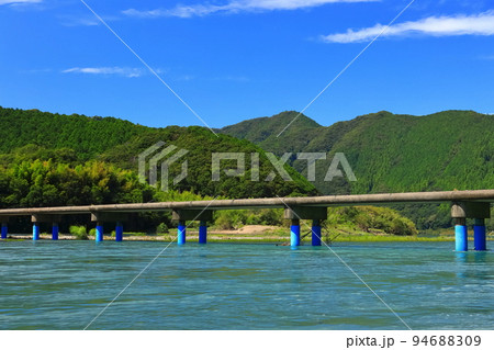 【高知県】晴天の佐田沈下橋（四万十川） 94688309