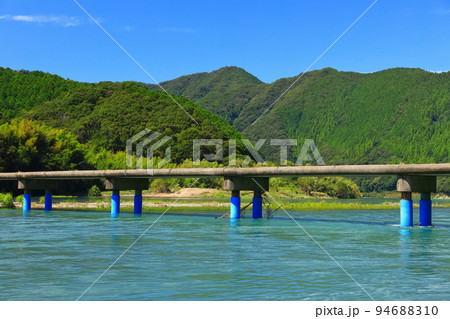 【高知県】晴天の佐田沈下橋（四万十川） 94688310