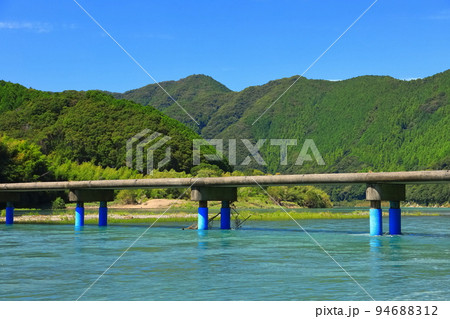 【高知県】晴天の佐田沈下橋（四万十川） 94688312
